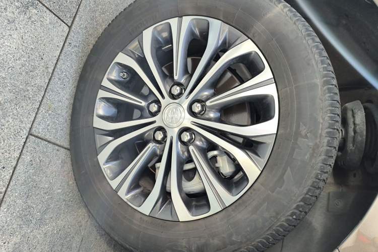 Used Buick GL8 2023 Facelifted Land Cruiser Executive Luxury Version Right Front Wheel Hub