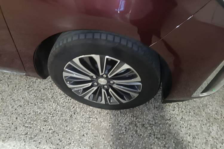 Used Buick GL8 2023 ES Lu Zun Luxury Model Right Front Wheel Hub