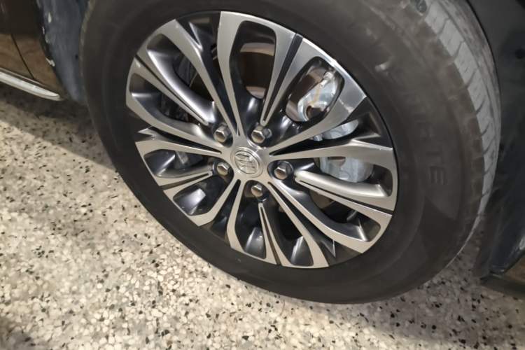 Used Buick GL8 2023 Land Executive Class 652T Luxury Model Right Front Wheel Hub