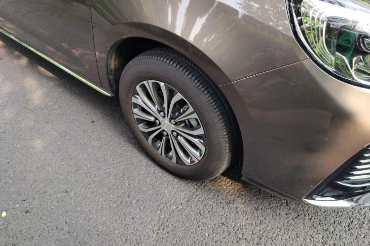 Used Buick GL8 2023 Facelifted Land Cruiser Executive Luxury Version Right Front Wheel Hub