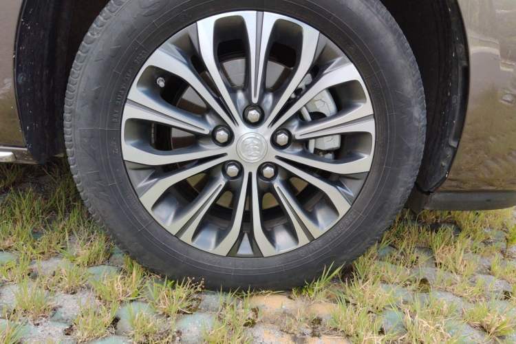Used Buick GL8 2023 Facelifted Land Cruiser Executive Luxury Version Right Front Wheel Hub