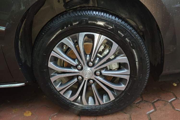 Used Buick GL8 2023 Land Executive Class Comfort Model Right Front Wheel Hub