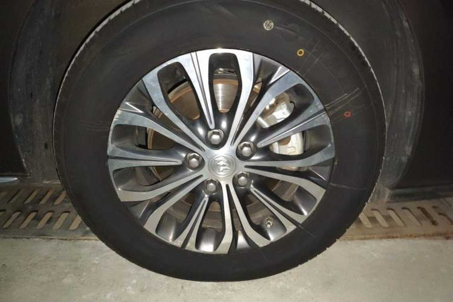 Used Buick GL8 2023 Land Executive Class Comfort Model Right Front Wheel Hub