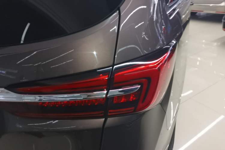 Used Buick GL8 2023 Facelifted Land Cruiser Executive Luxury Version Right Rear Taillight