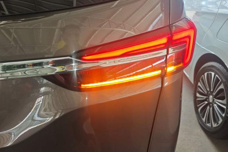 Used Buick GL8 2023 Facelifted Land Cruiser Executive Luxury Version Right Rear Taillight