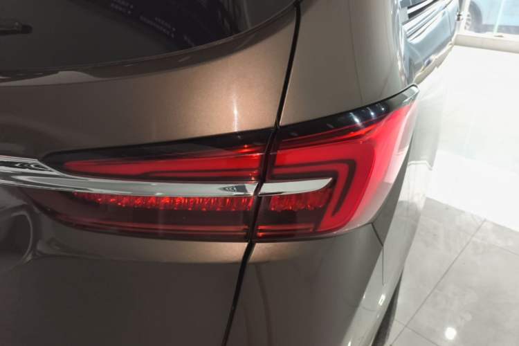 Used Buick GL8 2023 Facelifted Land Cruiser Executive Luxury Version Right Rear Taillight