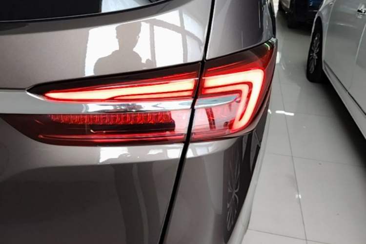 Used Buick GL8 2023 Facelifted Land Cruiser Executive Luxury Version Right Rear Taillight