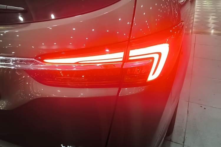 Used Buick GL8 2023 Facelifted Land Cruiser Executive Luxury Version Right Rear Taillight