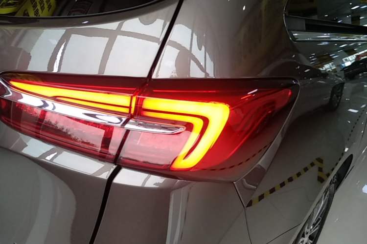 Used Buick GL8 2023 Facelifted Land Cruiser Executive Luxury Version Right Rear Taillight