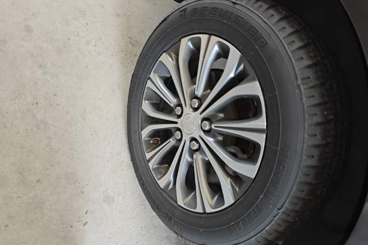 Used Buick GL8 2023 Facelifted Land Cruiser Executive Luxury Version Right Rear Wheel Hub