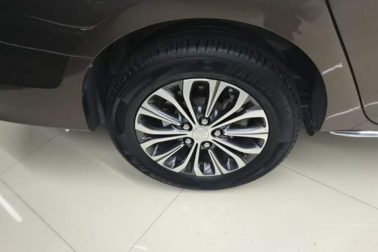 Used Buick GL8 2023 Facelifted Land Cruiser Executive Luxury Version Right Rear Wheel Hub