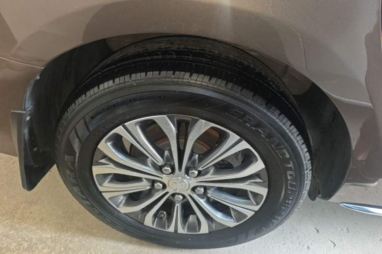 Used Buick GL8 2023 Facelifted Land Cruiser Executive Luxury Version Right Rear Wheel Hub