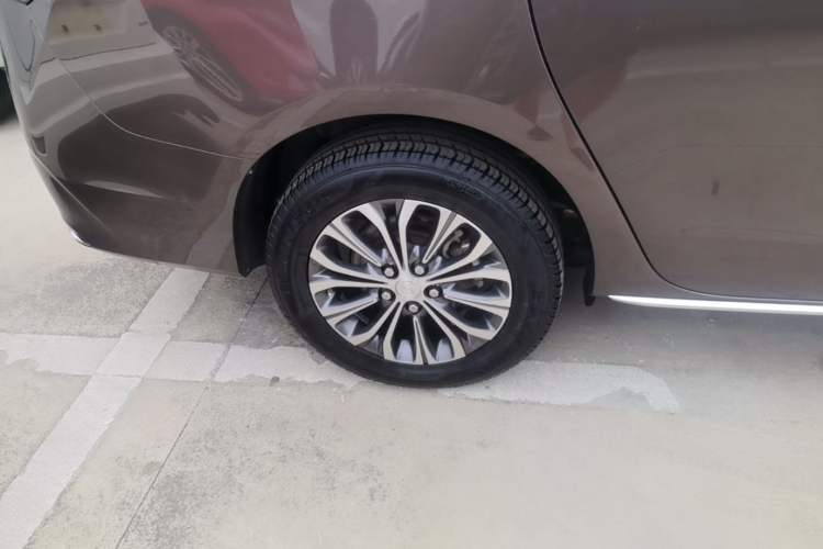 Used Buick GL8 2023 Facelifted Land Cruiser Executive Luxury Version Right Rear Wheel Hub