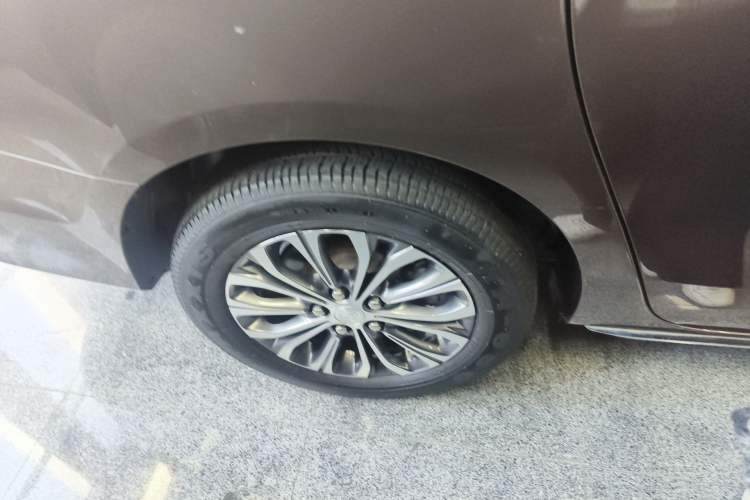 Used Buick GL8 2023 Land Executive Class Comfort Model Right Rear Wheel Hub