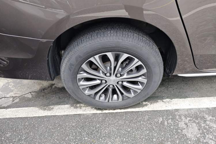Used Buick GL8 2023 Facelifted Land Cruiser Executive Luxury Version Right Rear Wheel Hub