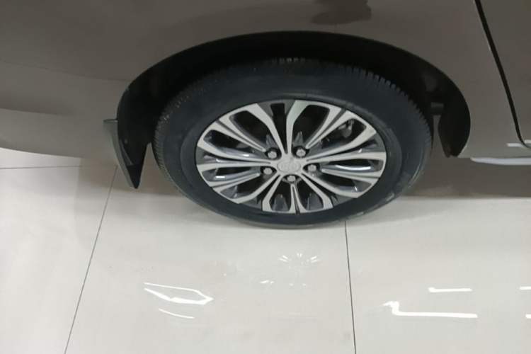 Used Buick GL8 2023 Facelifted Land Cruiser Executive Luxury Version Right Rear Wheel Hub