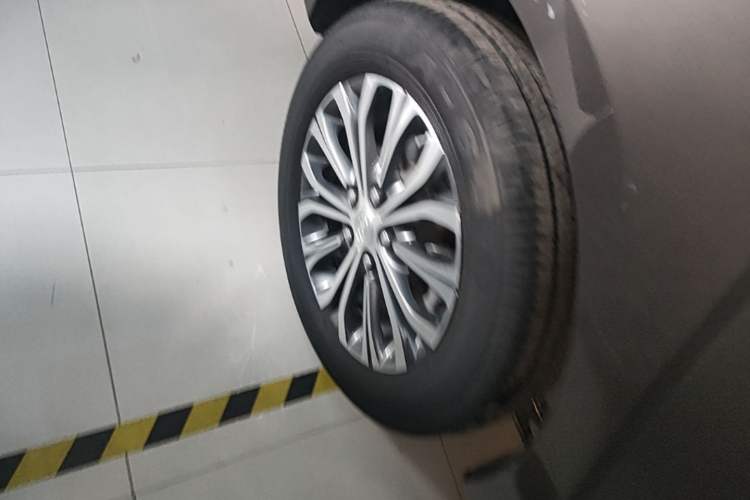 Used Buick GL8 2023 Facelifted Land Cruiser Executive Luxury Version Right Rear Wheel Hub