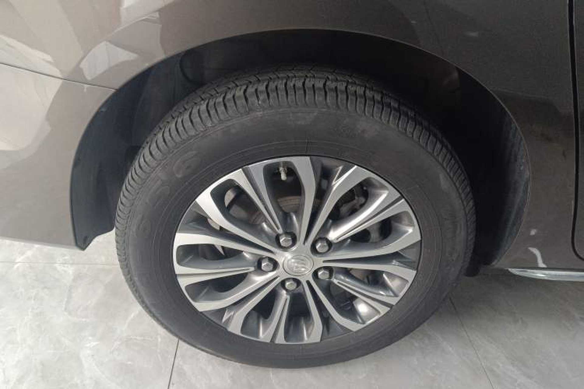Used Buick GL8 2023 Facelifted Land Cruiser Executive Luxury Version Right Rear Wheel Hub