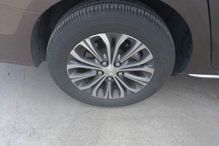 Used Buick GL8 2023 Facelifted Land Cruiser Executive Luxury Version Right Rear Wheel Hub