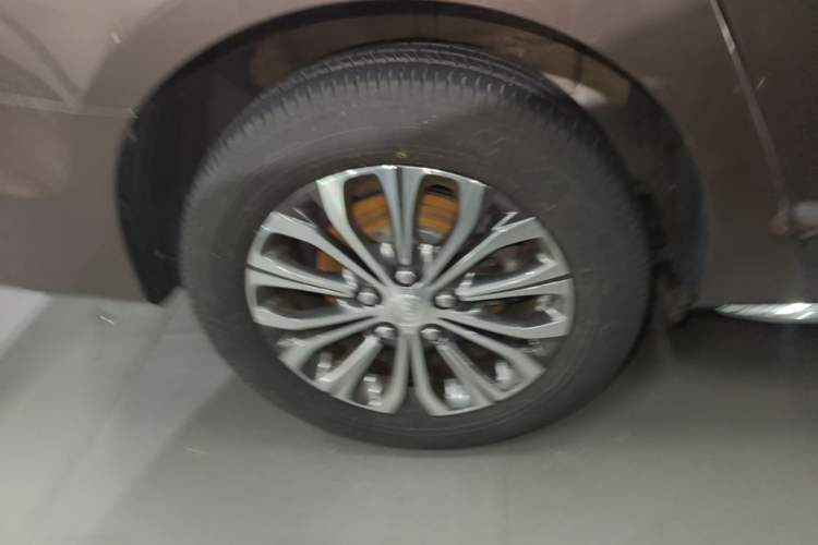 Used Buick GL8 2023 Land Executive Class Deluxe Model Right Rear Wheel Hub