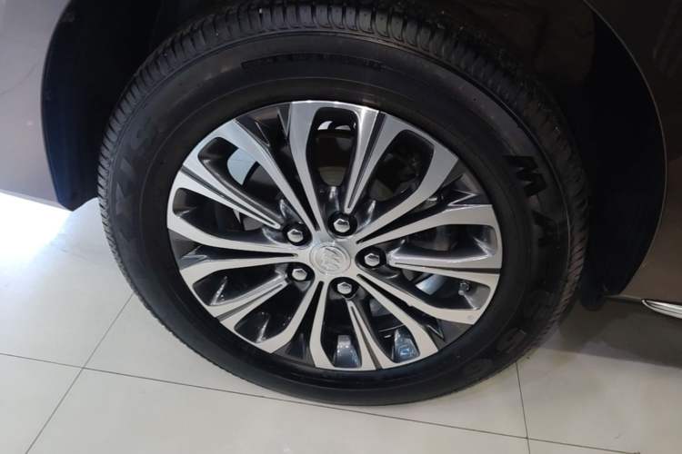 Used Buick GL8 2023 Facelifted Land Cruiser Executive Luxury Version Right Rear Wheel Hub