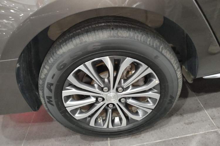 Used Buick GL8 2023 Facelifted Land Cruiser Executive Luxury Version Right Rear Wheel Hub