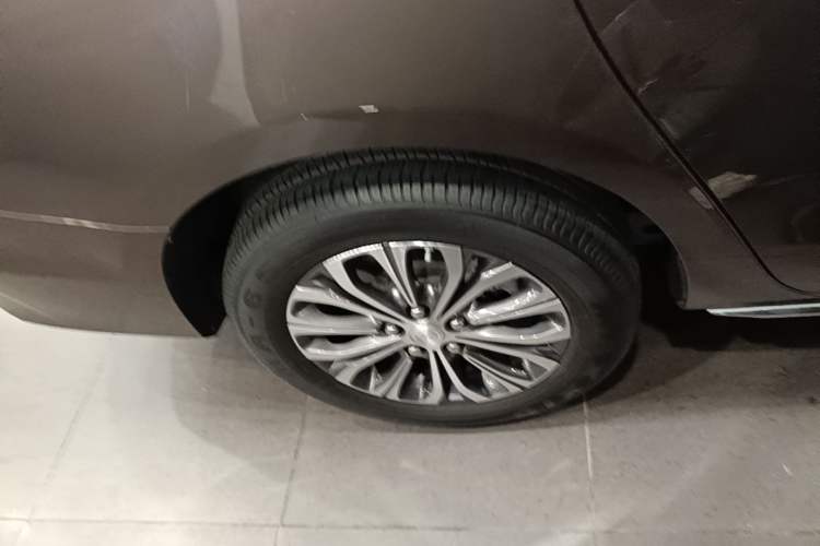 Used Buick GL8 2023 Facelifted Land Cruiser Executive Luxury Version Right Rear Wheel Hub