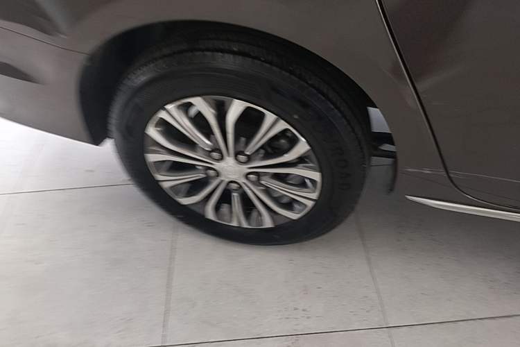 Used Buick GL8 2023 Land Executive Class Comfort Model Right Rear Wheel Hub