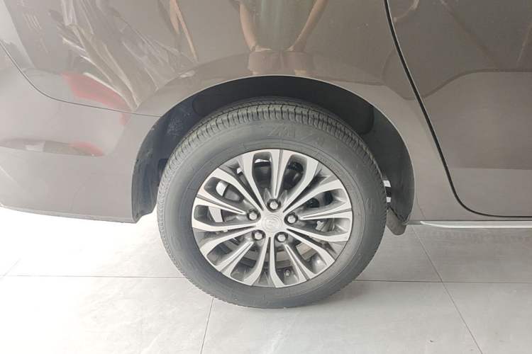 Used Buick GL8 2023 Facelifted Land Cruiser Executive Luxury Version Right Rear Wheel Hub