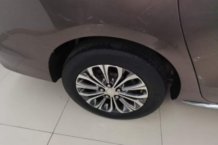 Used Buick GL8 2023 Land Executive Class Deluxe Model Right Rear Wheel Hub