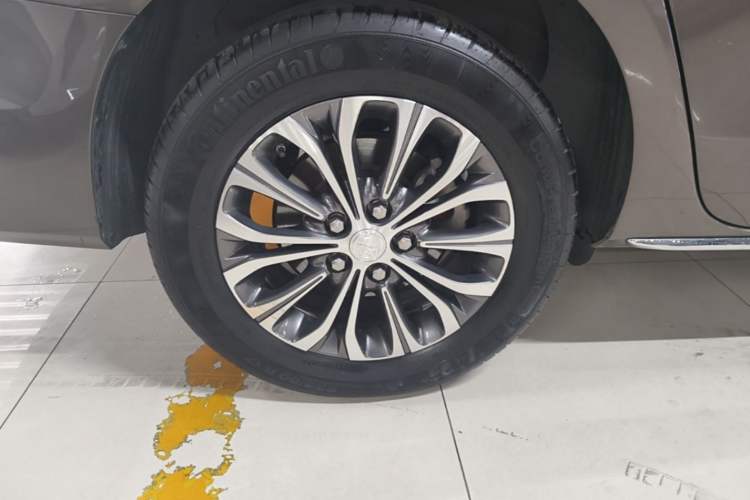 Used Buick GL8 2023 Facelifted Land Cruiser Executive Luxury Version Right Rear Wheel Hub
