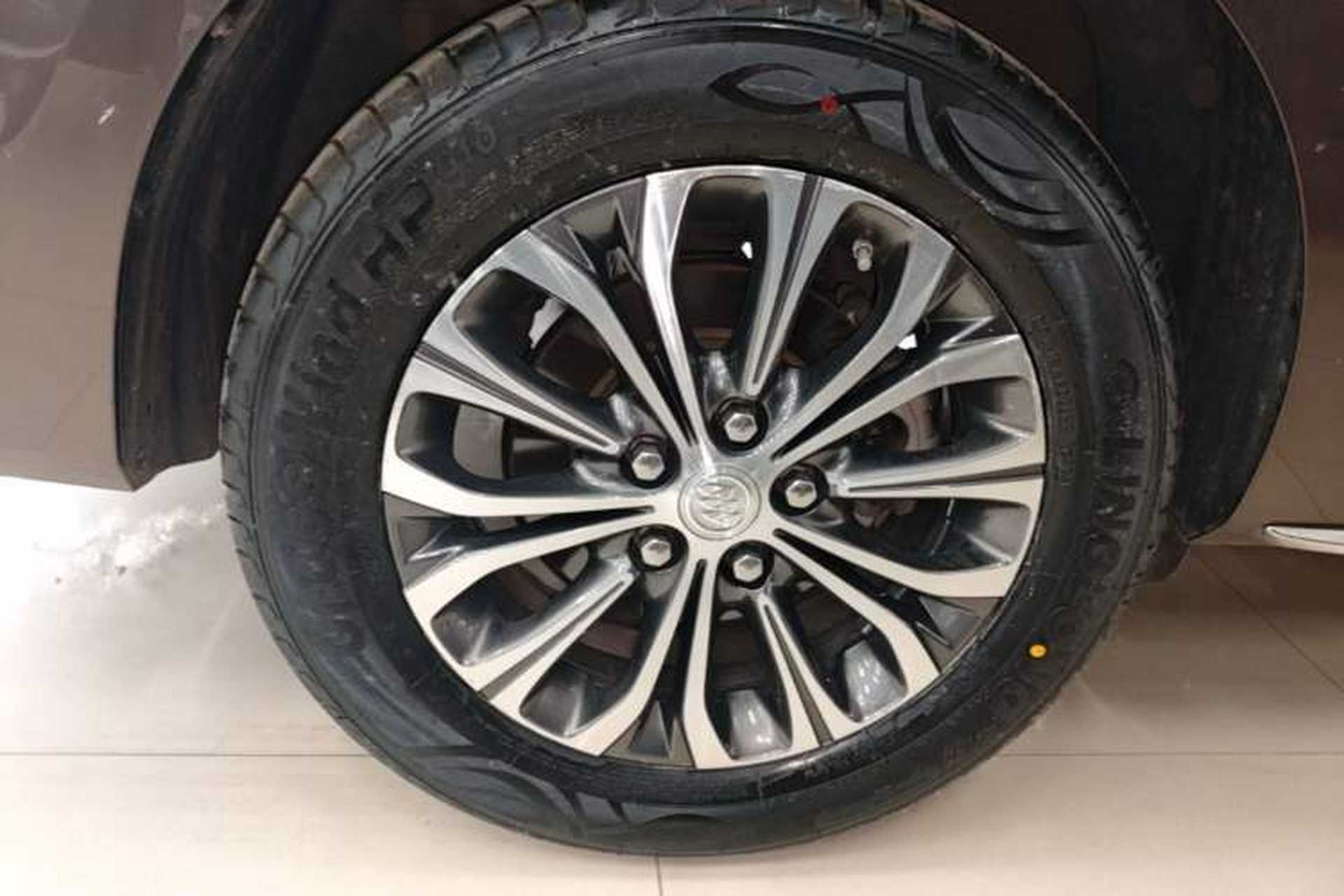 Used Buick GL8 2023 Facelifted Land Cruiser Executive Luxury Version Right Rear Wheel Hub