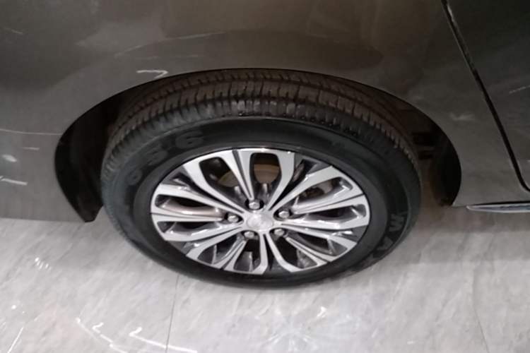 Used Buick GL8 2023 Facelifted Land Cruiser Executive Luxury Version Right Rear Wheel Hub