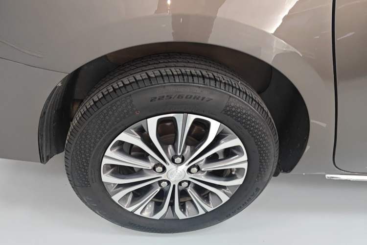 Used Buick GL8 2023 Facelifted Land Cruiser Executive Luxury Version Right Rear Wheel Hub