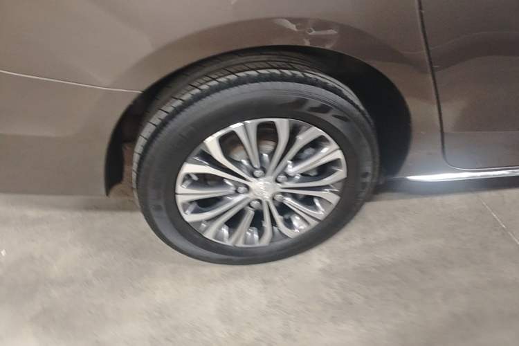 Used Buick GL8 2023 Land Executive Class Comfort Model Right Rear Wheel Hub