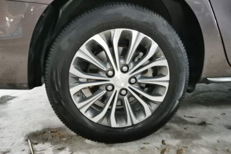 Used Buick GL8 2023 Land Executive Class Comfort Model Right Rear Wheel Hub