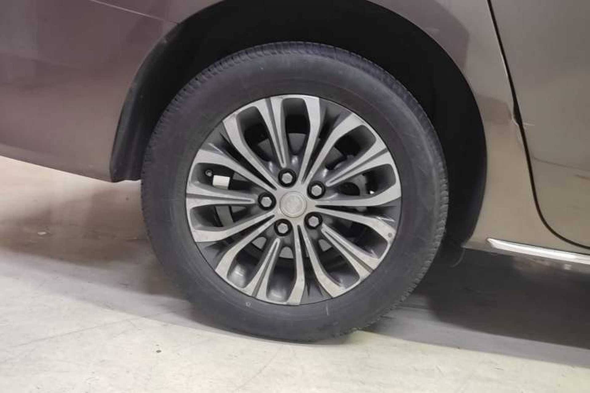 Used Buick GL8 2023 Land Executive Class Deluxe Model Right Rear Wheel Hub