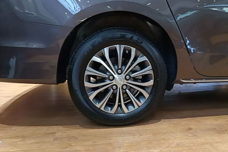 Used Buick GL8 2023 Facelifted Land Cruiser Executive Luxury Version Right Rear Wheel Hub