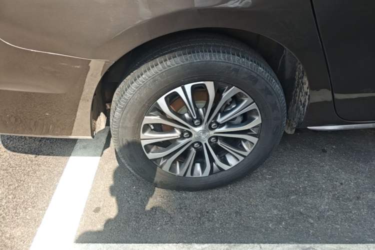 Used Buick GL8 2023 Land Executive Class Comfort Model Right Rear Wheel Hub