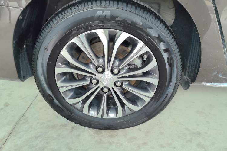 Used Buick GL8 2023 Facelifted Land Cruiser Executive Luxury Version Right Rear Wheel Hub
