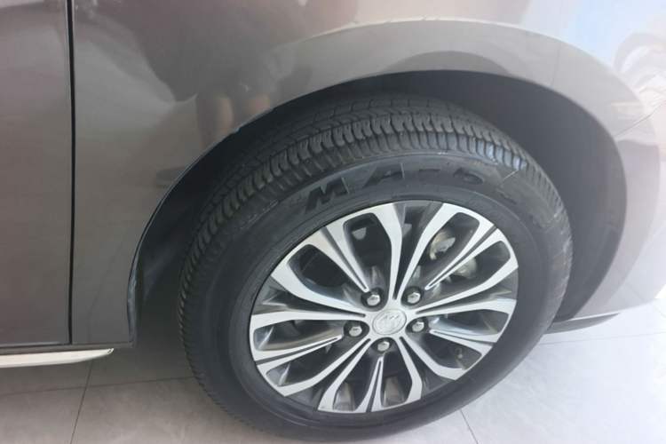 Used Buick GL8 2023 Facelifted Land Cruiser Executive Luxury Version Right Rear Wheel Hub