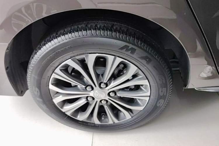 Used Buick GL8 2023 Facelifted Land Cruiser Executive Luxury Version Right Rear Wheel Hub