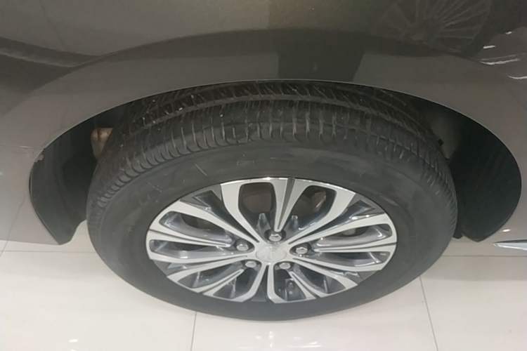 Used Buick GL8 2023 Facelifted Land Cruiser Executive Luxury Version Right Rear Wheel Hub