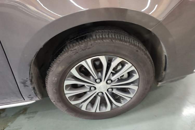 Used Buick GL8 2023 Facelifted Land Cruiser Executive Luxury Version Right Rear Wheel Hub