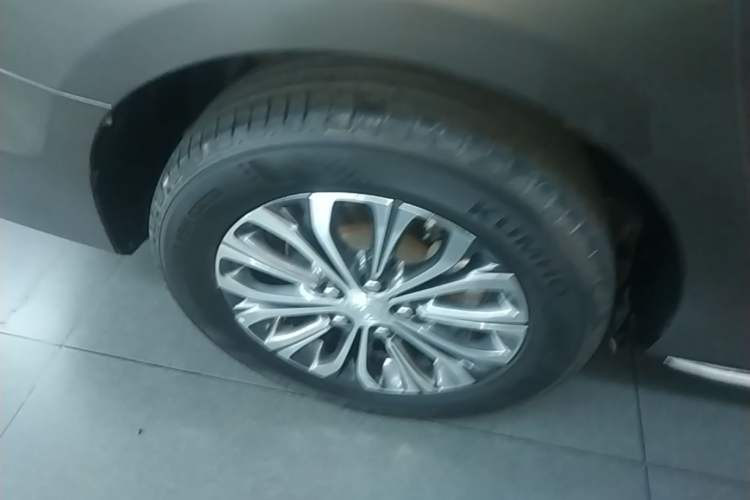 Used Buick GL8 2023 Land Executive Class Smart Enjoyment Model Right Rear Wheel Hub