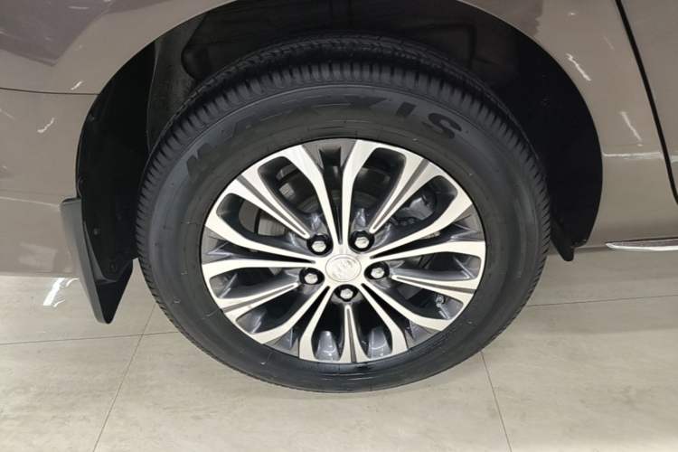Used Buick GL8 2023 Land Executive Class Comfort Model Right Rear Wheel Hub