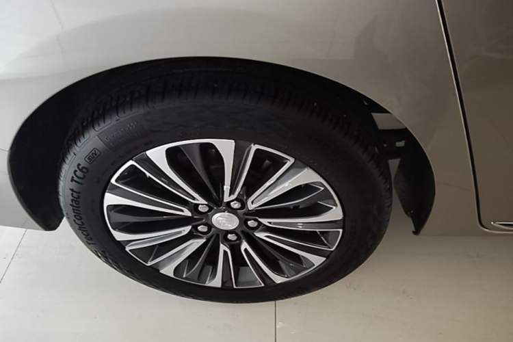 Used Buick GL8 2023 ES Lu Zun Luxury Edition and Yue Version Right Rear Wheel Hub