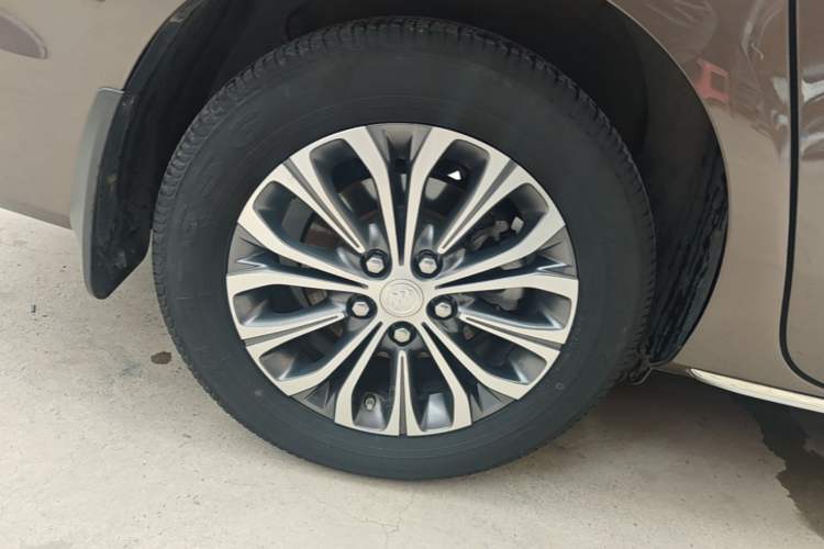Used Buick GL8 2023 Facelifted Land Cruiser Executive Luxury Version Right Rear Wheel Hub