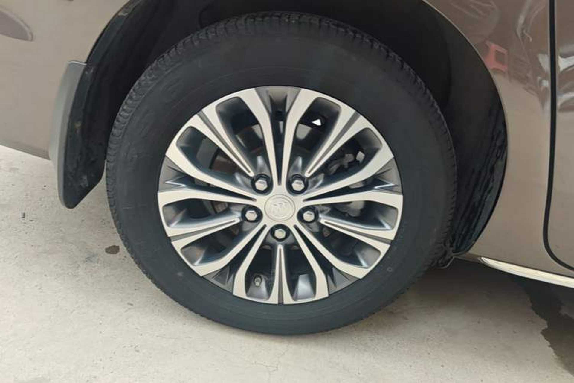 Used Buick GL8 2023 Facelifted Land Cruiser Executive Luxury Version Right Rear Wheel Hub