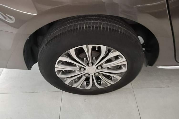 Used Buick GL8 2023 Land Executive Class Comfort Model Right Rear Wheel Hub
